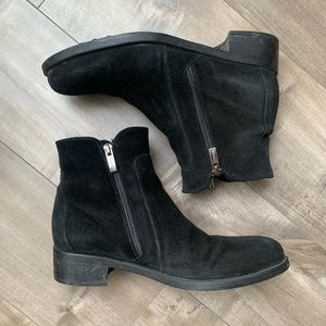 La Canadienne waterproof black suede booties size 9